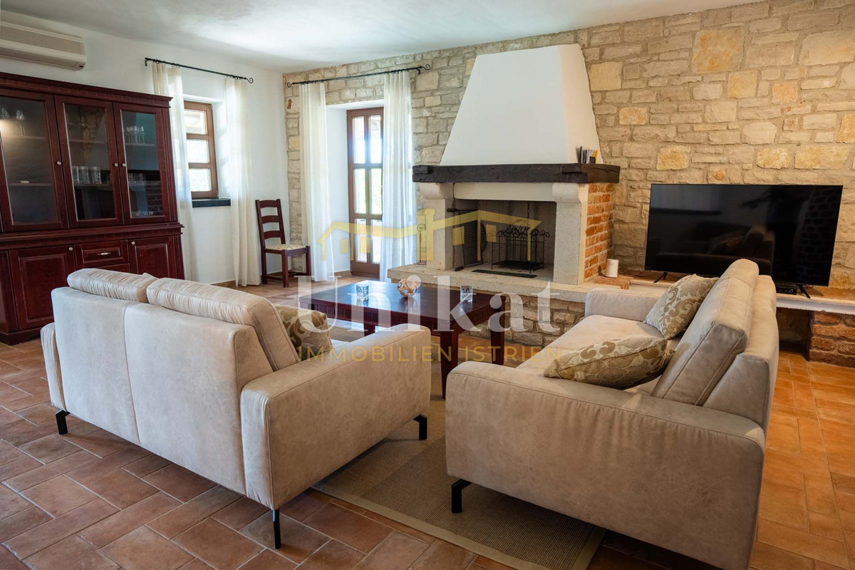 Poreč okolica: Kamnita vila s bazenom